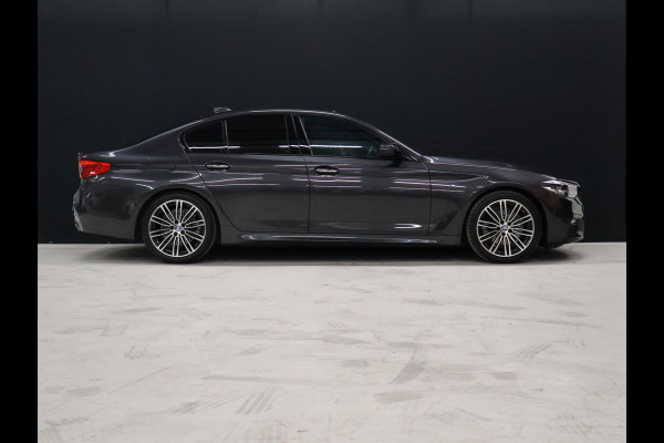 BMW 5 Serie 520i M Sport [SCHUIFKANTELDAK, SFEERVERLICHTING, CAMERA, PDC V+A, MEMORY SEATS, APPLE CARPLAY, HEAD UP DISPLAY, CRUISE CONTROL, AUTO CLIMATE CONTROL, STOELVERWARMING, NAVIGATIE, NIEUWSTAAT]