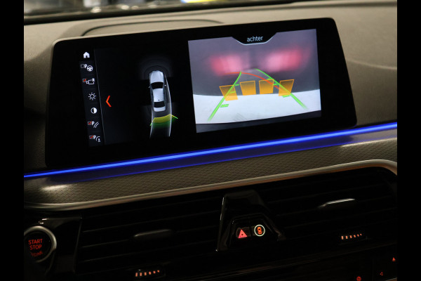 BMW 5 Serie 520i M Sport [SCHUIFKANTELDAK, SFEERVERLICHTING, CAMERA, PDC V+A, MEMORY SEATS, APPLE CARPLAY, HEAD UP DISPLAY, CRUISE CONTROL, AUTO CLIMATE CONTROL, STOELVERWARMING, NAVIGATIE, NIEUWSTAAT]