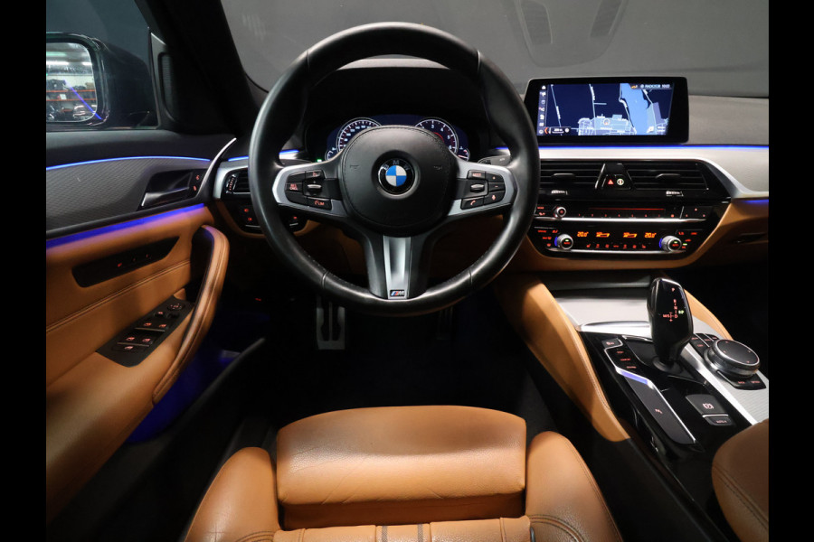 BMW 5 Serie 520i M Sport [SCHUIFKANTELDAK, SFEERVERLICHTING, CAMERA, PDC V+A, MEMORY SEATS, APPLE CARPLAY, HEAD UP DISPLAY, CRUISE CONTROL, AUTO CLIMATE CONTROL, STOELVERWARMING, NAVIGATIE, NIEUWSTAAT]