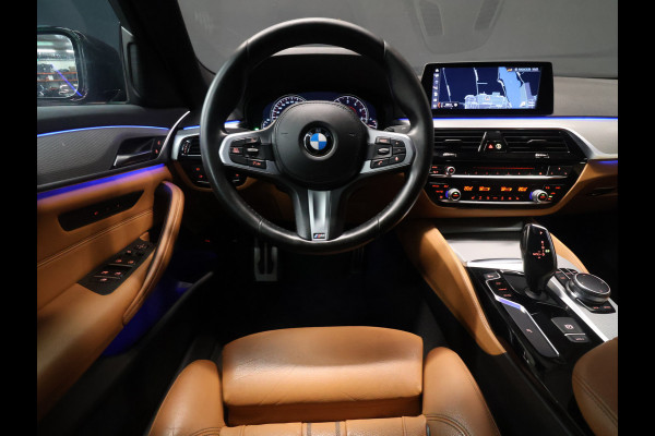BMW 5 Serie 520i M Sport [SCHUIFKANTELDAK, SFEERVERLICHTING, CAMERA, PDC V+A, MEMORY SEATS, APPLE CARPLAY, HEAD UP DISPLAY, CRUISE CONTROL, AUTO CLIMATE CONTROL, STOELVERWARMING, NAVIGATIE, NIEUWSTAAT]