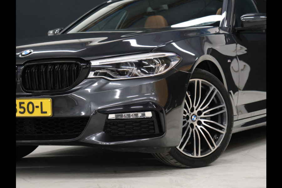 BMW 5 Serie 520i M Sport [SCHUIFKANTELDAK, SFEERVERLICHTING, CAMERA, PDC V+A, MEMORY SEATS, APPLE CARPLAY, HEAD UP DISPLAY, CRUISE CONTROL, AUTO CLIMATE CONTROL, STOELVERWARMING, NAVIGATIE, NIEUWSTAAT]