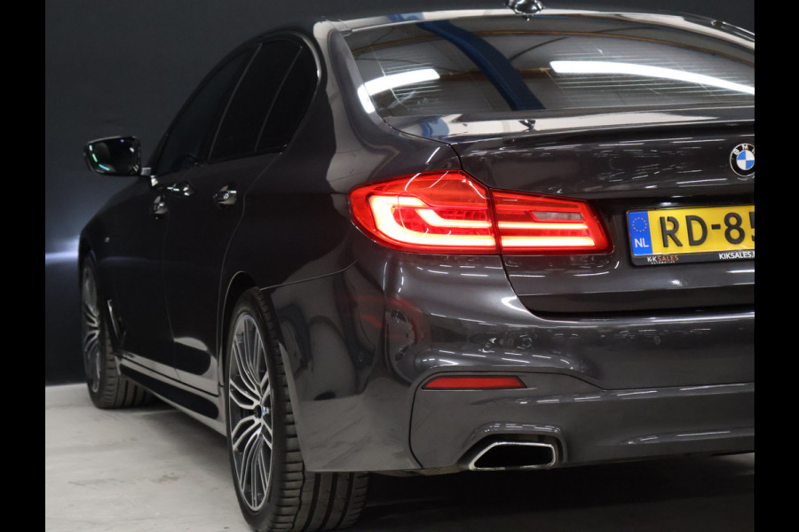 BMW 5 Serie 520i M Sport [SCHUIFKANTELDAK, SFEERVERLICHTING, CAMERA, PDC V+A, MEMORY SEATS, APPLE CARPLAY, HEAD UP DISPLAY, CRUISE CONTROL, AUTO CLIMATE CONTROL, STOELVERWARMING, NAVIGATIE, NIEUWSTAAT]