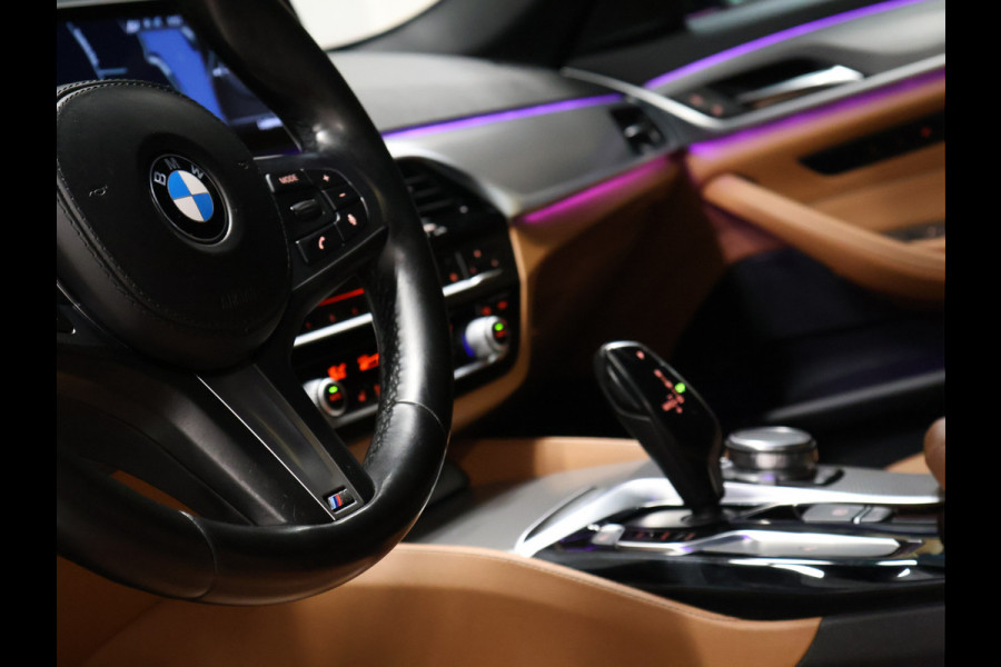 BMW 5 Serie 520i M Sport [SCHUIFKANTELDAK, SFEERVERLICHTING, CAMERA, PDC V+A, MEMORY SEATS, APPLE CARPLAY, HEAD UP DISPLAY, CRUISE CONTROL, AUTO CLIMATE CONTROL, STOELVERWARMING, NAVIGATIE, NIEUWSTAAT]
