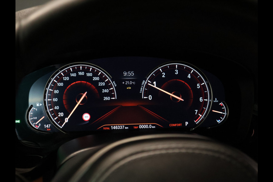 BMW 5 Serie 520i M Sport [SCHUIFKANTELDAK, SFEERVERLICHTING, CAMERA, PDC V+A, MEMORY SEATS, APPLE CARPLAY, HEAD UP DISPLAY, CRUISE CONTROL, AUTO CLIMATE CONTROL, STOELVERWARMING, NAVIGATIE, NIEUWSTAAT]