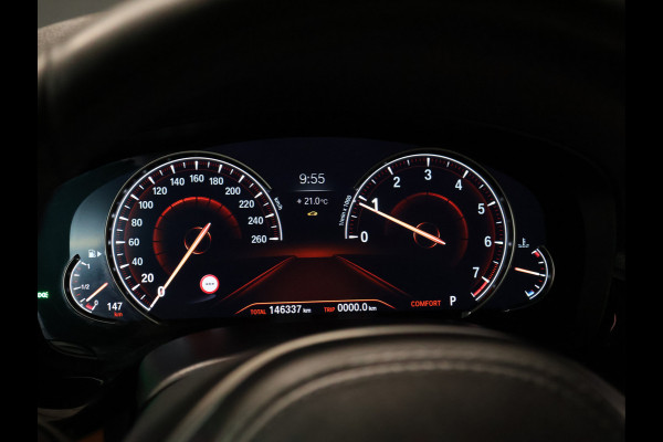 BMW 5 Serie 520i M Sport [SCHUIFKANTELDAK, SFEERVERLICHTING, CAMERA, PDC V+A, MEMORY SEATS, APPLE CARPLAY, HEAD UP DISPLAY, CRUISE CONTROL, AUTO CLIMATE CONTROL, STOELVERWARMING, NAVIGATIE, NIEUWSTAAT]