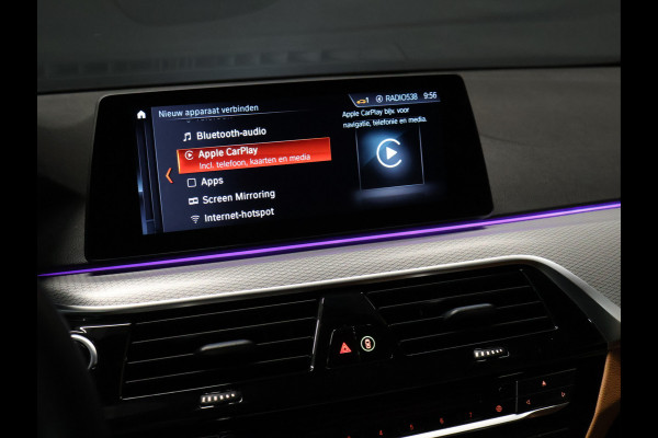 BMW 5 Serie 520i M Sport [SCHUIFKANTELDAK, SFEERVERLICHTING, CAMERA, PDC V+A, MEMORY SEATS, APPLE CARPLAY, HEAD UP DISPLAY, CRUISE CONTROL, AUTO CLIMATE CONTROL, STOELVERWARMING, NAVIGATIE, NIEUWSTAAT]
