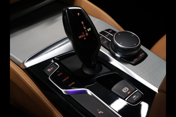 BMW 5 Serie 520i M Sport [SCHUIFKANTELDAK, SFEERVERLICHTING, CAMERA, PDC V+A, MEMORY SEATS, APPLE CARPLAY, HEAD UP DISPLAY, CRUISE CONTROL, AUTO CLIMATE CONTROL, STOELVERWARMING, NAVIGATIE, NIEUWSTAAT]