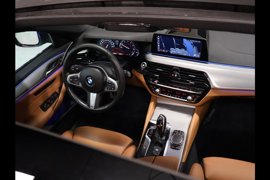 BMW 5 Serie 520i M Sport [SCHUIFKANTELDAK, SFEERVERLICHTING, CAMERA, PDC V+A, MEMORY SEATS, APPLE CARPLAY, HEAD UP DISPLAY, CRUISE CONTROL, AUTO CLIMATE CONTROL, STOELVERWARMING, NAVIGATIE, NIEUWSTAAT]