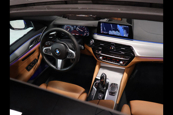 BMW 5 Serie 520i M Sport [SCHUIFKANTELDAK, SFEERVERLICHTING, CAMERA, PDC V+A, MEMORY SEATS, APPLE CARPLAY, HEAD UP DISPLAY, CRUISE CONTROL, AUTO CLIMATE CONTROL, STOELVERWARMING, NAVIGATIE, NIEUWSTAAT]