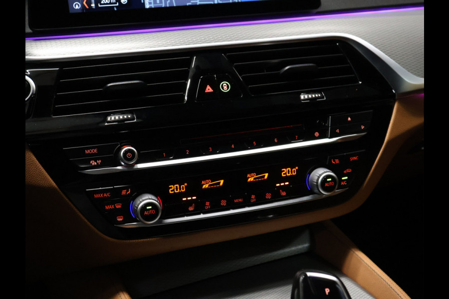 BMW 5 Serie 520i M Sport [SCHUIFKANTELDAK, SFEERVERLICHTING, CAMERA, PDC V+A, MEMORY SEATS, APPLE CARPLAY, HEAD UP DISPLAY, CRUISE CONTROL, AUTO CLIMATE CONTROL, STOELVERWARMING, NAVIGATIE, NIEUWSTAAT]