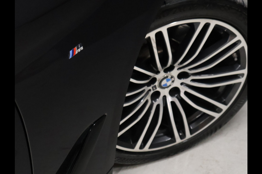 BMW 5 Serie 520i M Sport [SCHUIFKANTELDAK, SFEERVERLICHTING, CAMERA, PDC V+A, MEMORY SEATS, APPLE CARPLAY, HEAD UP DISPLAY, CRUISE CONTROL, AUTO CLIMATE CONTROL, STOELVERWARMING, NAVIGATIE, NIEUWSTAAT]