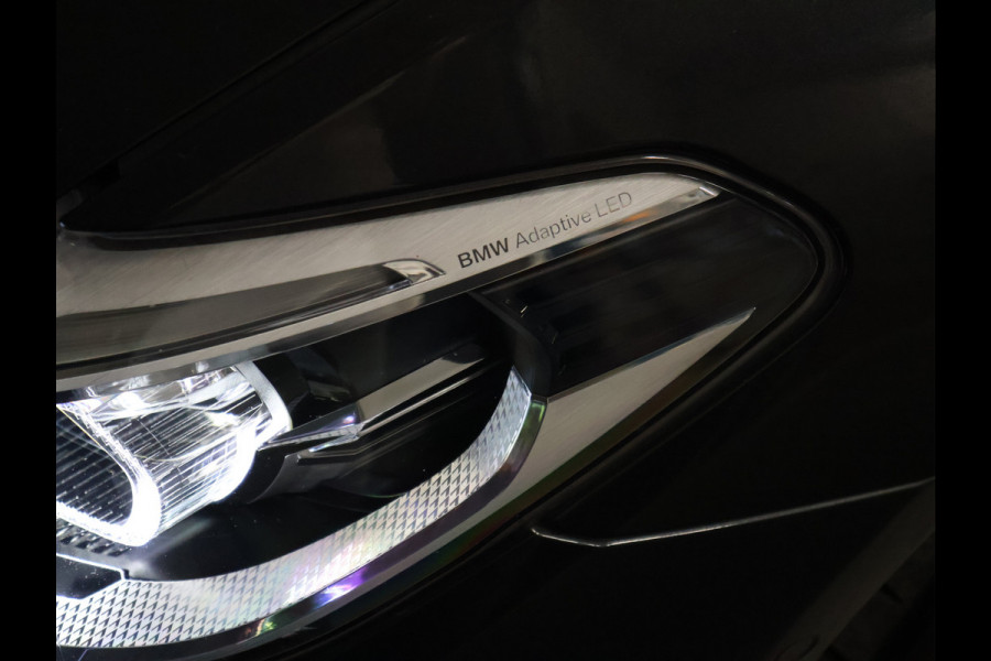 BMW 5 Serie 520i M Sport [SCHUIFKANTELDAK, SFEERVERLICHTING, CAMERA, PDC V+A, MEMORY SEATS, APPLE CARPLAY, HEAD UP DISPLAY, CRUISE CONTROL, AUTO CLIMATE CONTROL, STOELVERWARMING, NAVIGATIE, NIEUWSTAAT]