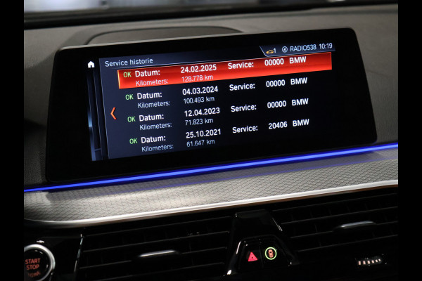 BMW 5 Serie 520i M Sport [SCHUIFKANTELDAK, SFEERVERLICHTING, CAMERA, PDC V+A, MEMORY SEATS, APPLE CARPLAY, HEAD UP DISPLAY, CRUISE CONTROL, AUTO CLIMATE CONTROL, STOELVERWARMING, NAVIGATIE, NIEUWSTAAT]