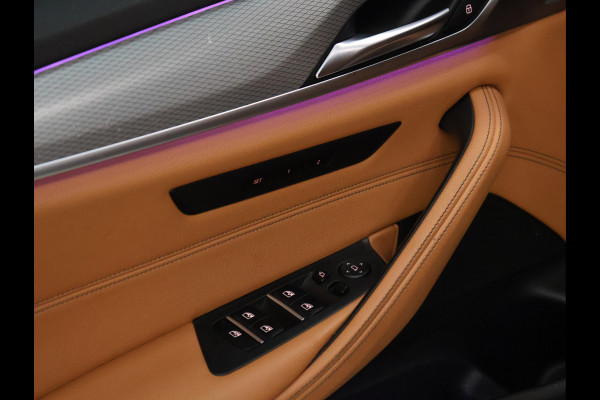BMW 5 Serie 520i M Sport [SCHUIFKANTELDAK, SFEERVERLICHTING, CAMERA, PDC V+A, MEMORY SEATS, APPLE CARPLAY, HEAD UP DISPLAY, CRUISE CONTROL, AUTO CLIMATE CONTROL, STOELVERWARMING, NAVIGATIE, NIEUWSTAAT]