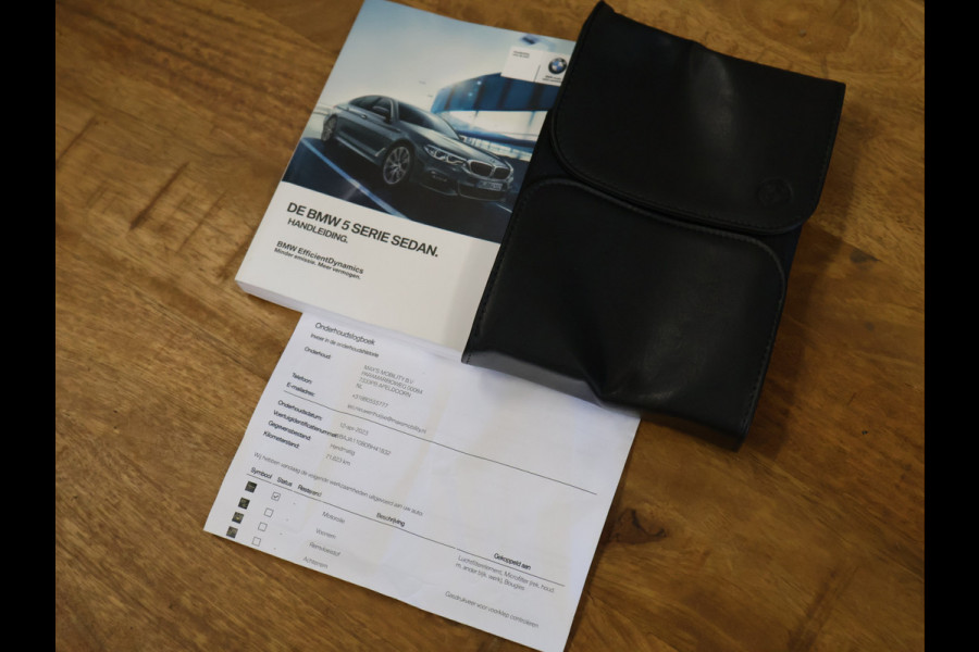 BMW 5 Serie 520i M Sport [SCHUIFKANTELDAK, SFEERVERLICHTING, CAMERA, PDC V+A, MEMORY SEATS, APPLE CARPLAY, HEAD UP DISPLAY, CRUISE CONTROL, AUTO CLIMATE CONTROL, STOELVERWARMING, NAVIGATIE, NIEUWSTAAT]