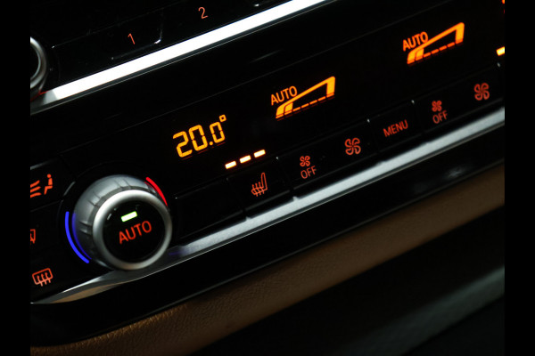 BMW 5 Serie 520i M Sport [SCHUIFKANTELDAK, SFEERVERLICHTING, CAMERA, PDC V+A, MEMORY SEATS, APPLE CARPLAY, HEAD UP DISPLAY, CRUISE CONTROL, AUTO CLIMATE CONTROL, STOELVERWARMING, NAVIGATIE, NIEUWSTAAT]