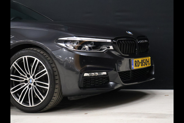 BMW 5 Serie 520i M Sport [SCHUIFKANTELDAK, SFEERVERLICHTING, CAMERA, PDC V+A, MEMORY SEATS, APPLE CARPLAY, HEAD UP DISPLAY, CRUISE CONTROL, AUTO CLIMATE CONTROL, STOELVERWARMING, NAVIGATIE, NIEUWSTAAT]