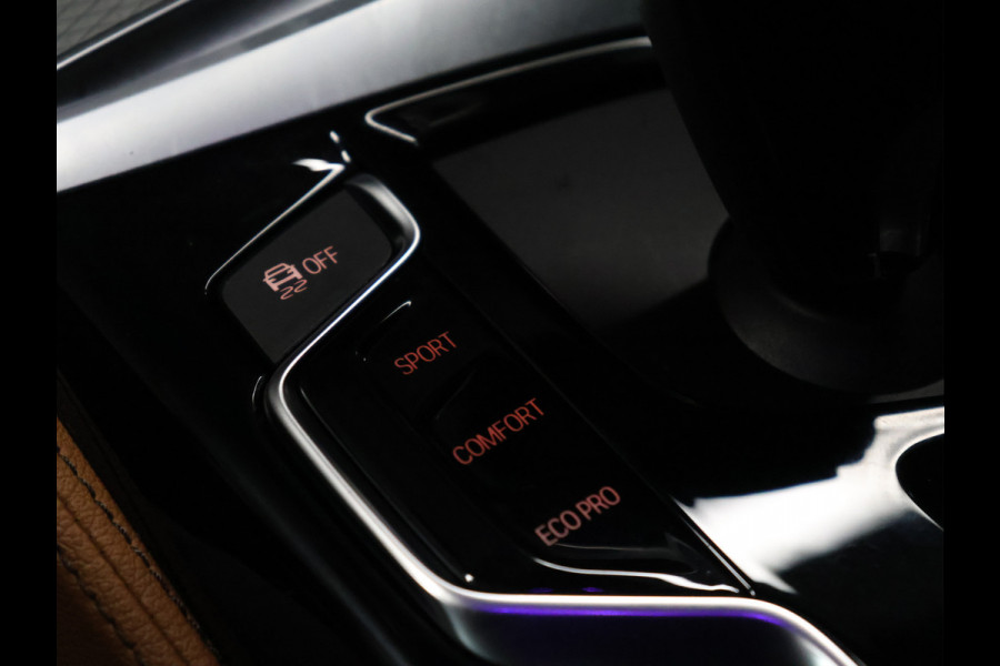 BMW 5 Serie 520i M Sport [SCHUIFKANTELDAK, SFEERVERLICHTING, CAMERA, PDC V+A, MEMORY SEATS, APPLE CARPLAY, HEAD UP DISPLAY, CRUISE CONTROL, AUTO CLIMATE CONTROL, STOELVERWARMING, NAVIGATIE, NIEUWSTAAT]