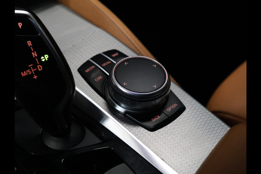 BMW 5 Serie 520i M Sport [SCHUIFKANTELDAK, SFEERVERLICHTING, CAMERA, PDC V+A, MEMORY SEATS, APPLE CARPLAY, HEAD UP DISPLAY, CRUISE CONTROL, AUTO CLIMATE CONTROL, STOELVERWARMING, NAVIGATIE, NIEUWSTAAT]