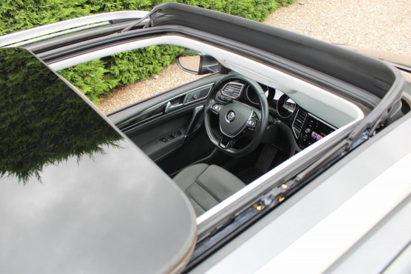 Volkswagen Golf Sportsvan 1.5 TSI ACT Highline Edition Panodak Trekhaak Camera
