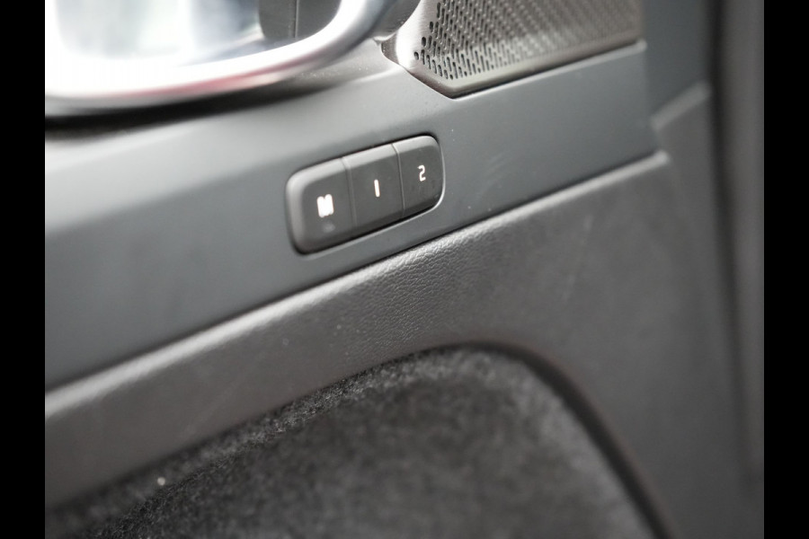 Volvo XC40 T5 Plus Dark Plug In Hybrid 262pk Dealer O.H PHEV | Adaptive Cruise | Camera | Harman Kardon | Apple Carplay | Lederen Sportstoelen Memory & Verwarmd | Pilot Assist | Blis | Navigatie | Virtual | DAB |