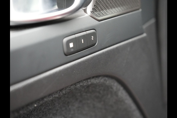 Volvo XC40 T5 Plus Dark Plug In Hybrid 262pk Dealer O.H PHEV | Adaptive Cruise | Camera | Harman Kardon | Apple Carplay | Lederen Sportstoelen Memory & Verwarmd | Pilot Assist | Blis | Navigatie | Virtual | DAB |
