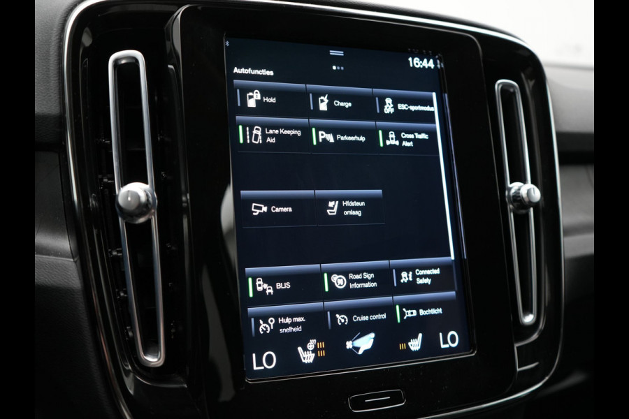 Volvo XC40 T5 Plus Dark Plug In Hybrid 262pk Dealer O.H PHEV | Adaptive Cruise | Camera | Harman Kardon | Apple Carplay | Lederen Sportstoelen Memory & Verwarmd | Pilot Assist | Blis | Navigatie | Virtual | DAB |