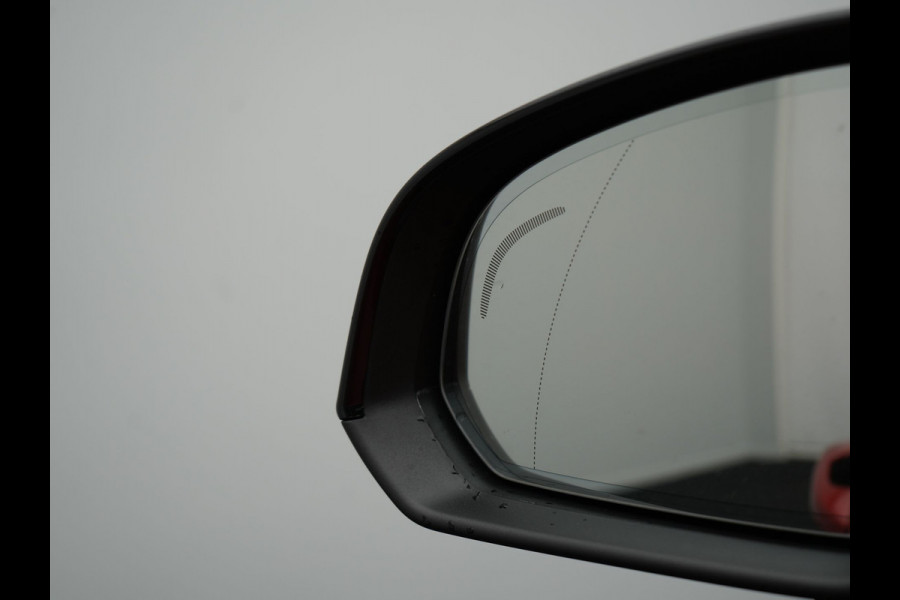 Volvo XC40 T5 Plus Dark Plug In Hybrid 262pk Dealer O.H PHEV | Adaptive Cruise | Camera | Harman Kardon | Apple Carplay | Lederen Sportstoelen Memory & Verwarmd | Pilot Assist | Blis | Navigatie | Virtual | DAB |