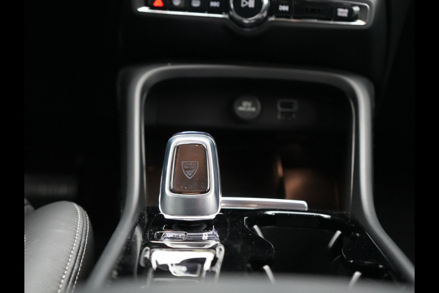 Volvo XC40 T5 Plus Dark Plug In Hybrid 262pk Dealer O.H PHEV | Adaptive Cruise | Camera | Harman Kardon | Apple Carplay | Lederen Sportstoelen Memory & Verwarmd | Pilot Assist | Blis | Navigatie | Virtual | DAB |