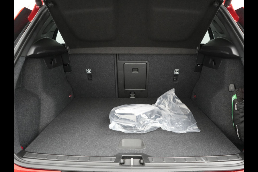 Volvo XC40 T5 Plus Dark Plug In Hybrid 262pk Dealer O.H PHEV | Adaptive Cruise | Camera | Harman Kardon | Apple Carplay | Lederen Sportstoelen Memory & Verwarmd | Pilot Assist | Blis | Navigatie | Virtual | DAB |