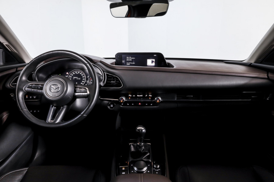 Mazda CX-30 2.0 e-SkyActiv-X M Hybrid 180 PK Luxury | S/K-Dak | Adapt. Cruise | Stoel-+Stuurverw. | PDC | 360 Camera | NAV + App. Connect | ECC | Bose | Elek. Klep | LM 18" |