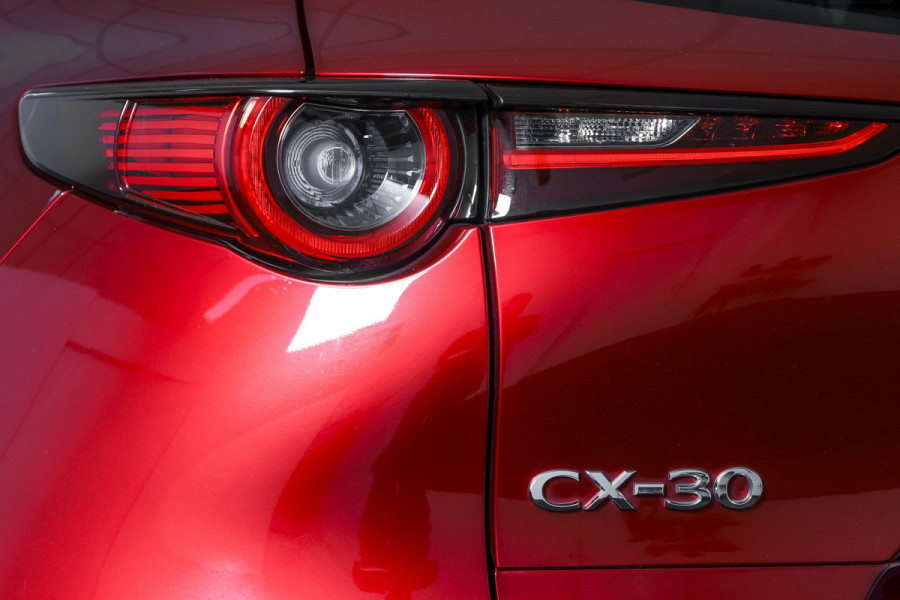 Mazda CX-30 2.0 e-SkyActiv-X M Hybrid 180 PK Luxury | S/K-Dak | Adapt. Cruise | Stoel-+Stuurverw. | PDC | 360 Camera | NAV + App. Connect | ECC | Bose | Elek. Klep | LM 18" |