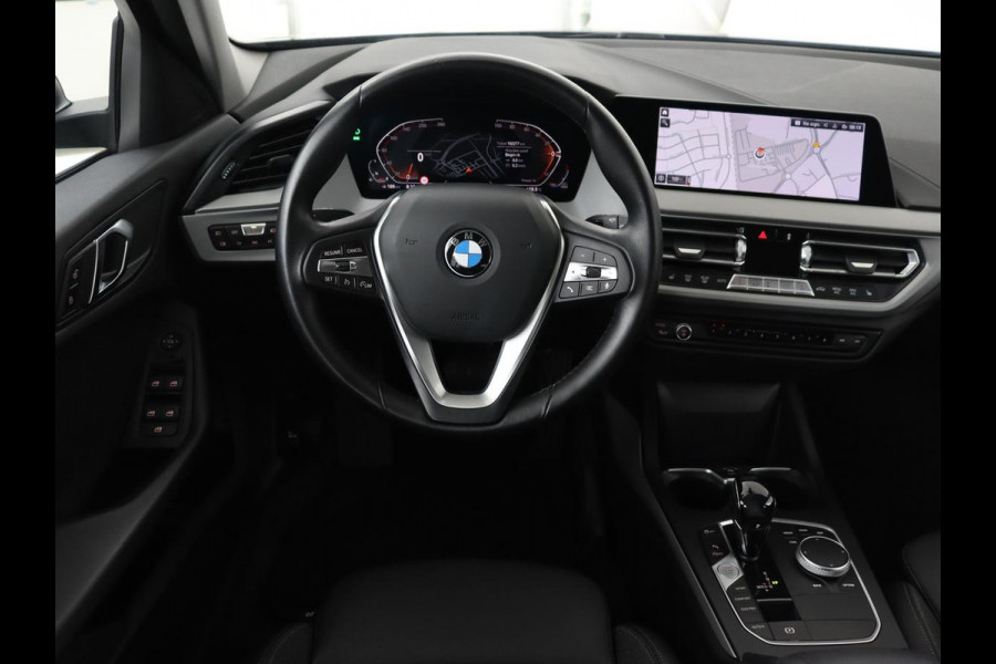 BMW 1-serie 120i Business Edition | Stoelverwarming | Sportstoelen | Carplay | Live Cockpit | Navigatie | Climate control | Parkeerhulp | Cruise control