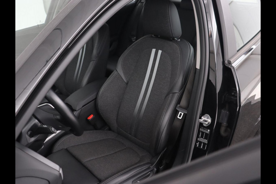 BMW 1-serie 120i Business Edition | Stoelverwarming | Sportstoelen | Carplay | Live Cockpit | Navigatie | Climate control | Parkeerhulp | Cruise control