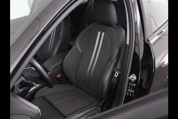 BMW 1-serie 120i Business Edition | Stoelverwarming | Sportstoelen | Carplay | Live Cockpit | Navigatie | Climate control | Parkeerhulp | Cruise control