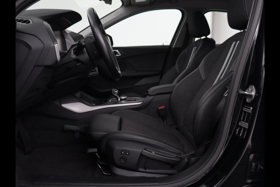 BMW 1-serie 120i Business Edition | Stoelverwarming | Sportstoelen | Carplay | Live Cockpit | Navigatie | Climate control | Parkeerhulp | Cruise control