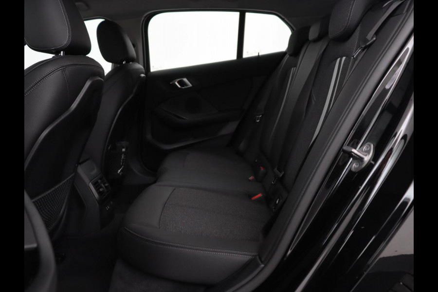 BMW 1-serie 120i Business Edition | Stoelverwarming | Sportstoelen | Carplay | Live Cockpit | Navigatie | Climate control | Parkeerhulp | Cruise control