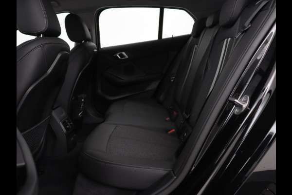 BMW 1-serie 120i Business Edition | Stoelverwarming | Sportstoelen | Carplay | Live Cockpit | Navigatie | Climate control | Parkeerhulp | Cruise control
