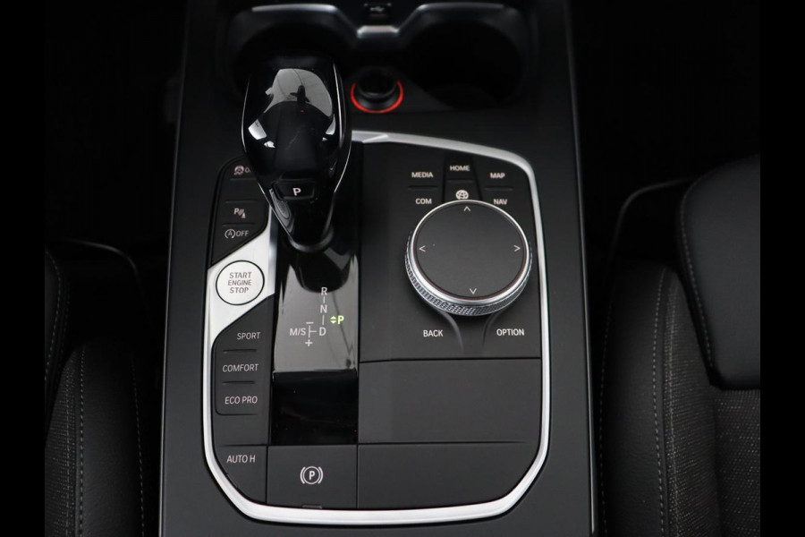 BMW 1-serie 120i Business Edition | Stoelverwarming | Sportstoelen | Carplay | Live Cockpit | Navigatie | Climate control | Parkeerhulp | Cruise control