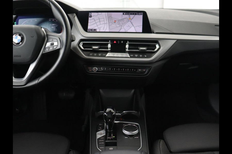 BMW 1-serie 120i Business Edition | Stoelverwarming | Sportstoelen | Carplay | Live Cockpit | Navigatie | Climate control | Parkeerhulp | Cruise control