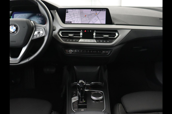 BMW 1-serie 120i Business Edition | Stoelverwarming | Sportstoelen | Carplay | Live Cockpit | Navigatie | Climate control | Parkeerhulp | Cruise control