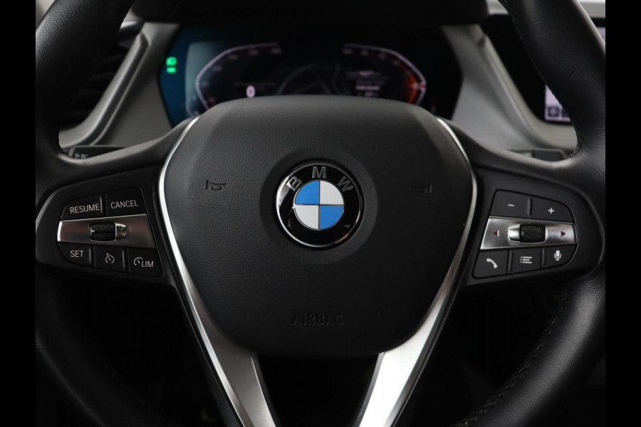 BMW 1-serie 120i Business Edition | Stoelverwarming | Sportstoelen | Carplay | Live Cockpit | Navigatie | Climate control | Parkeerhulp | Cruise control