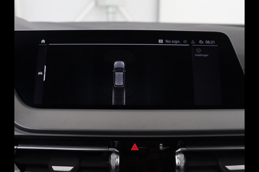 BMW 1-serie 120i Business Edition | Stoelverwarming | Sportstoelen | Carplay | Live Cockpit | Navigatie | Climate control | Parkeerhulp | Cruise control