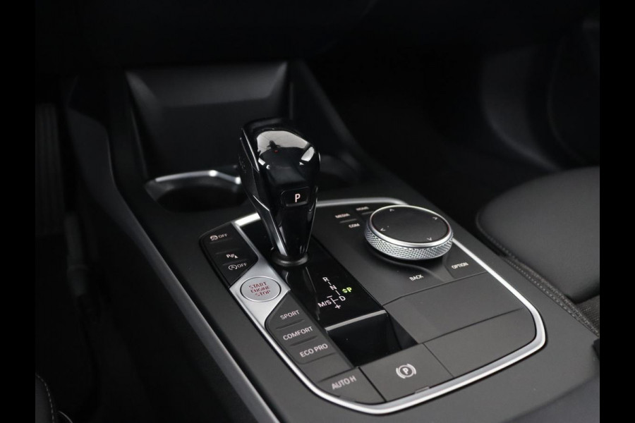 BMW 1-serie 120i Business Edition | Stoelverwarming | Sportstoelen | Carplay | Live Cockpit | Navigatie | Climate control | Parkeerhulp | Cruise control