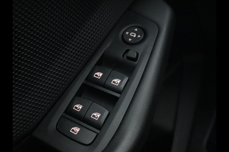 BMW 1-serie 120i Business Edition | Stoelverwarming | Sportstoelen | Carplay | Live Cockpit | Navigatie | Climate control | Parkeerhulp | Cruise control