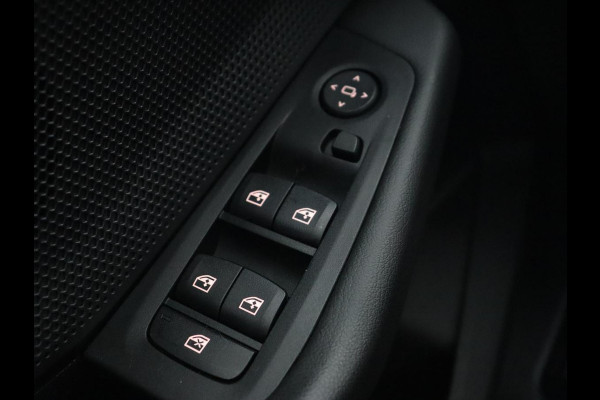 BMW 1-serie 120i Business Edition | Stoelverwarming | Sportstoelen | Carplay | Live Cockpit | Navigatie | Climate control | Parkeerhulp | Cruise control