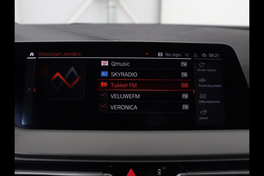 BMW 1-serie 120i Business Edition | Stoelverwarming | Sportstoelen | Carplay | Live Cockpit | Navigatie | Climate control | Parkeerhulp | Cruise control