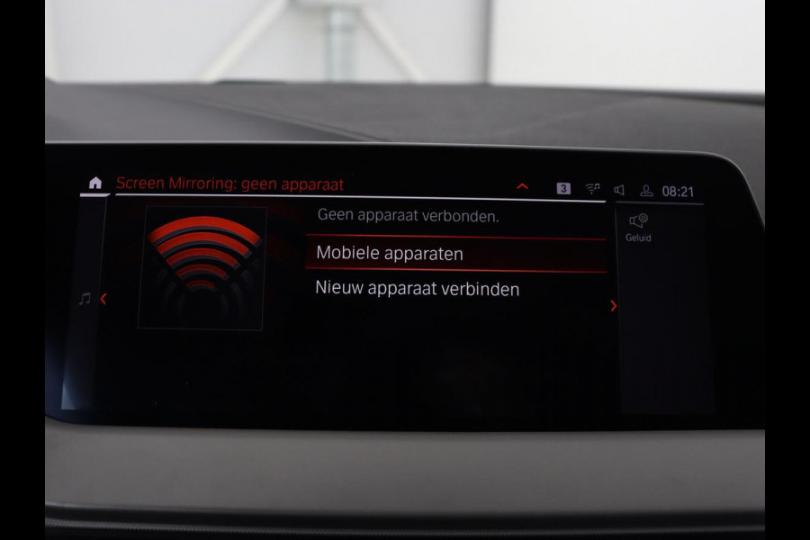 BMW 1-serie 120i Business Edition | Stoelverwarming | Sportstoelen | Carplay | Live Cockpit | Navigatie | Climate control | Parkeerhulp | Cruise control
