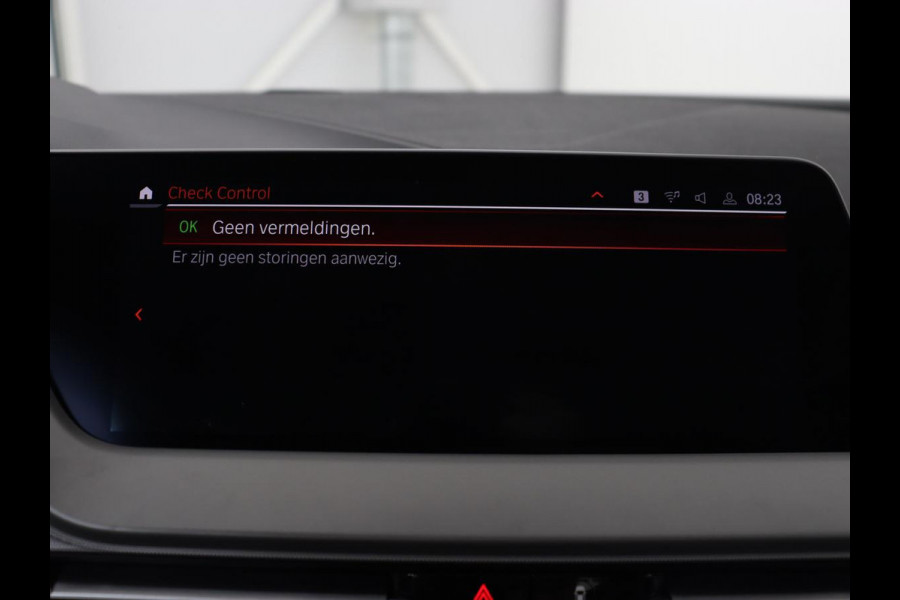 BMW 1-serie 120i Business Edition | Stoelverwarming | Sportstoelen | Carplay | Live Cockpit | Navigatie | Climate control | Parkeerhulp | Cruise control