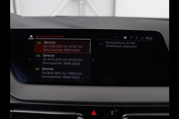 BMW 1-serie 120i Business Edition | Stoelverwarming | Sportstoelen | Carplay | Live Cockpit | Navigatie | Climate control | Parkeerhulp | Cruise control